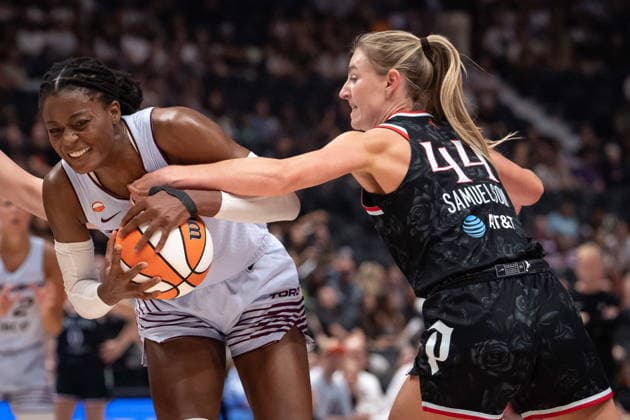 August 21, 2026, Vancouver, Bc, CANADA: Toronto Tempo s Temi Fagbenle, left, drives as Portland Fire s Karlie Samuelson (44) defends during the first half of a WNBA, Basketball Damen, USA basketball game in Vancouver, on Friday, August 21, 2026. Canada News - August 21, 2026  - ZUMAc35_ 20260821_zaf_c35_193 Copyright: xEthanxCairnsx