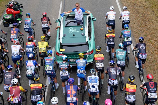 Das Peloton verlässt die Stadt Schwäbisch Hall mit neutralisiertem Start hinter dem Fahrzeug des Rennleiters Fabian Wegmann und de Motorrad der Regulatorin. *** The peloton leaves the town of Schwäbisch Hall with a neutralized start, following behind race director Fabian Wegmann s car and the regulator s motorcycle
