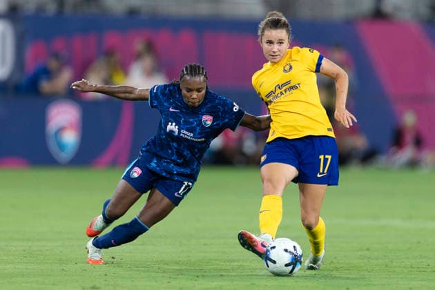 SAN DIEGO, CA - AUGUST 21: Utah Royals defender Ana Tejada (17) controls the ball against San Diego Wave FC forward Ludmila (17) during a NWSL match between the Utah Royals and San Diego Wave FC on August 21, 2026 at Snapdragon Stadium in San Diego, CA. (Photo by Karl Anderson Icon Sportswire) SOCCER: AUG 21 NWSL SD Wave vs Royals EDITORIAL USE ONLY Icon272260821005
