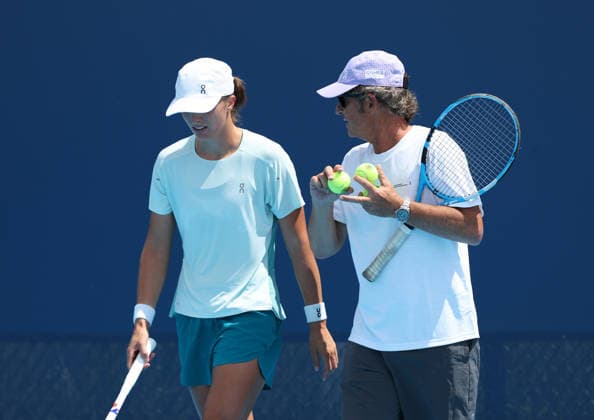 August 22, 2026, Mason, Ohio, USA: IGA SWIATEK of Poland and FRANCISCO ROIG of Spain during practise session on tennis tournament WTA, Tennis Damen 1000 Cincinnati Open in Mason, USA. Mason USA - ZUMAc278 20260822_zsp_c278_022 Copyright: xMarcinxCholewinskix