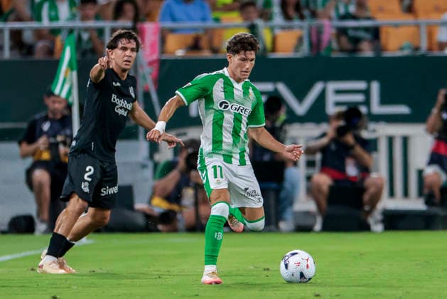 Real Betis Balompie v Real Sociedad - LaLiga EA Sports 2026 27 Fran Garcia of Real Betis passes the ball during the La Liga EA Sports match between Real Betis and Real Sociedad at Stadium La Cartuja in Seville, Spain, on August 21, 2026. Seville Spain  Copyright: xJosexLuisxContrerasx originalFilename:joseluiscontreras-realbeti260821_npyN2.jpg