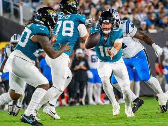 NFL, American Football Herren, USA 2026: Panthers Vs Jaguars AUG 21 Aug 21, 2026; Jacksonville, Florida, USA; Jacksonville Jaguars quarterback Carter Bradley (10) pitches the ball to Jacksonville Jaguars running back Deejay Dallas (20) during the first half of preseason game against the Carolina Panthers at Everbank Stadium. Mandatory Credit: Romeo Guzman-Cal Media(Credit Image: Romeo Guzman Cal Sport Media) Jacksonville Florida USA EDITORIAL USE ONLY Copyright: xx ZUMA-20221124_faf_cg2_052.jpg RomeoxGuzmanx csmphotothree513344