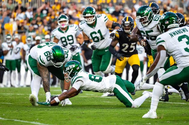 August 21, 2026, Pittsburgh, Pennsylvania, USA: New York Jets wide receiver ARIAN SMITH (82) and offensive lineman KOHL LEVAO (60) attempt to recover a fumble during the NFL, American Football Herren, USA preseason football game between the Pittsburgh Steelers and the New York Jets in Pittsburgh, Pennsylvania. NFL 2026: Jets 17: 0 Steelers  - ZUMAg257 20260821_zsp_g257_002 Copyright: xBrentxGudenschwagerx