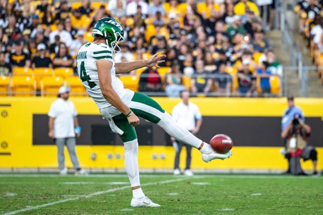 August 21, 2026, Pittsburgh, Pennsylvania, USA: New York Jets punter AUSTIN MCNAMARA (14) punts the ball during the NFL, American Football Herren, USA preseason football game between the Pittsburgh Steelers and the New York Jets in Pittsburgh, Pennsylvania. NFL 2026: Jets 17: 0 Steelers  - ZUMAg257 20260821_zsp_g257_003 Copyright: xBrentxGudenschwagerx