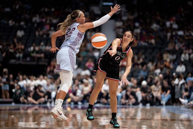August 21, 2026, Vancouver, Bc, CANADA: Toronto Tempo s Julie Allemand (22) defends Portland Fire s Carla Leite (0) during the second half of a WNBA, Basketball Damen, USA basketball game in Vancouver, on Friday, August 21, 2026. Canada News - August 21, 2026  - ZUMAc35_ 20260821_zaf_c35_249 Copyright: xEthanxCairnsx
