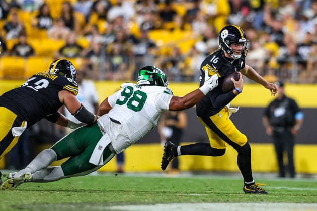 August 21, 2026, Pittsburgh, Pennsylvania, USA: Pittsburgh Steelers quarterback DREW ALLAR (16) attempts to escape the pocket while under pressure from New York Jets defensive lineman PAYTON PAGE (98) during the NFL, American Football Herren, USA preseason football game between the Pittsburgh Steelers and the New York Jets in Pittsburgh, Pennsylvania. Pittsburgh USA - ZUMAg257 20260821_zsp_g257_039 Copyright: xBrentxGudenschwagerx