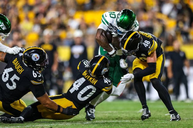 August 21, 2026, Pittsburgh, Pennsylvania, USA: Pittsburgh Steelers safety JACK HENDERSON (48) makes a hard hit on New York Jets running back CHIP TRAYANUM (40) during the NFL, American Football Herren, USA preseason football game between the Pittsburgh Steelers and the New York Jets in Pittsburgh, Pennsylvania. Pittsburgh USA - ZUMAg257 20260821_zsp_g257_058 Copyright: xBrentxGudenschwagerx