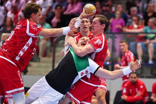 Justus Fischer (TSV Hannover-Burgdorf, 54) im Zweikampf mit Daniel Hideg (TuS Ferndorf, 18, rechts) und Philip Wuerz (TuS Ferndorf, 20, links) GER, TuS Ferndorf vs TSV Hannover-Burgdorf, Handball, DHB-Pokal, 1. Runde, Spielzeit 2026 2027, 21.08.2026 GER, TuS Ferndorf vs TSV Hannover-Burgdorf, Handball, DHB-Pokal, 1. Runde, Spielzeit 2026 2027, 21.08.2026 Kreuztal *** Justus Fischer of TSV Hannover Burgdorf, 54, in a one-on-one battle with Daniel Hideg of TuS Ferndorf, 18, on the right, and Philip Wuerz of TuS Ferndorf, 20, on the left (GER), TuS Ferndorf vs. TSV Hannover Burgdorf, Handball, DHB Cup, 1st Round, 2026–2027 Season, August 21, 2026, GER, TuS Ferndorf vs. TSV Hannover Burgdorf, Handball, DHB Cup, 1st Round, 2026–2027 season, August 21, 2026, Kreuztal Copyright: xEibner-Pressefoto RenexWeissx EP_RWS