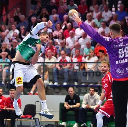 Torwurf von Sebastian Heymann (TSV Hannover-Burgdorf, 11) GER, TuS Ferndorf vs TSV Hannover-Burgdorf, Handball, DHB-Pokal, 1. Runde, Spielzeit 2026 2027, 21.08.2026 GER, TuS Ferndorf vs TSV Hannover-Burgdorf, Handball, DHB-Pokal, 1. Runde, Spielzeit 2026 2027, 21.08.2026 Kreuztal *** Goal by Sebastian Heymann of TSV Hannover Burgdorf, August 11, 2026, TuS Ferndorf vs. TSV Hannover Burgdorf, Handball, DHB Cup, 1st Round, 2026–2027 Season, August 21, 2026 GER, TuS Ferndorf vs. TSV Hannover Burgdorf, Handball, DHB Cup, Round 1, 2026–2027 season, August 21, 2026 Kreuztal Copyright: xEibner-Pressefoto RenexWeissx EP_RWS