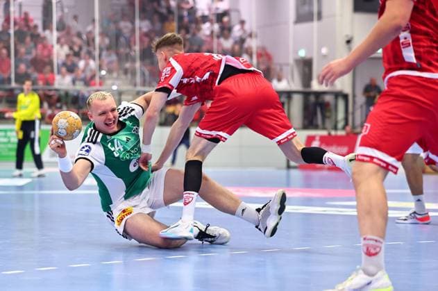 Justus Fischer (TSV Hannover-Burgdorf, 54) im Zweikampf mit Pablo Lange (TuS Ferndorf, 31) GER, TuS Ferndorf vs TSV Hannover-Burgdorf, Handball, DHB-Pokal, 1. Runde, Spielzeit 2026 2027, 21.08.2026 GER, TuS Ferndorf vs TSV Hannover-Burgdorf, Handball, DHB-Pokal, 1. Runde, Spielzeit 2026 2027, 21.08.2026 Kreuztal *** Justus Fischer (TSV Hannover Burgdorf, 54) in a one-on-one battle with Pablo Lange (TuS Ferndorf, 31), Germany; TuS Ferndorf vs. TSV Hannover Burgdorf, handball, DHB Cup, 1st round, 2026–2027 season, August 21, 2026 GER, TuS Ferndorf vs. TSV Hannover Burgdorf, Handball, DHB Cup, Round 1, 2026–2027 season, August 21, 2026 Kreuztal Copyright: xEibner-Pressefoto RenexWeissx EP_RWS