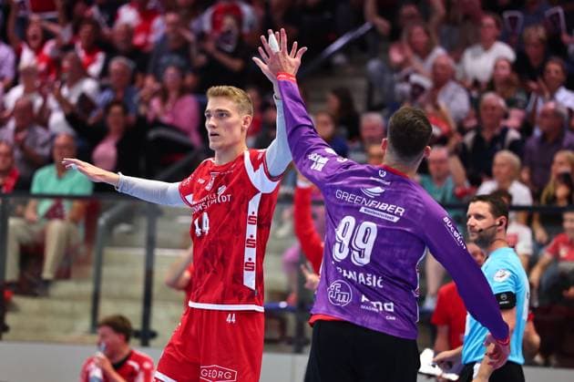 Tom Jansen (TuS Ferndorf, 44, links) klatscht Filip Baranasic (TuS Ferndorf, 99) ab GER, TuS Ferndorf vs TSV Hannover-Burgdorf, Handball, DHB-Pokal, 1. Runde, Spielzeit 2026 2027, 21.08.2026 GER, TuS Ferndorf vs TSV Hannover-Burgdorf, Handball, DHB-Pokal, 1. Runde, Spielzeit 2026 2027, 21.08.2026 Kreuztal *** Tom Jansen (TuS Ferndorf, 44), on the left, high-fives Filip Baranasic (TuS Ferndorf, 99). GER, TuS Ferndorf vs. TSV Hannover Burgdorf, Handball, DHB Cup, Round 1, 2026–2027 season, August 21, 2026 (GER), TuS Ferndorf vs. TSV Hannover Burgdorf, Handball, DHB Cup, 1st Round, 2026–2027 season, August 21, 2026, Kreuztal Copyright: xEibner-Pressefoto RenexWeissx EP_RWS