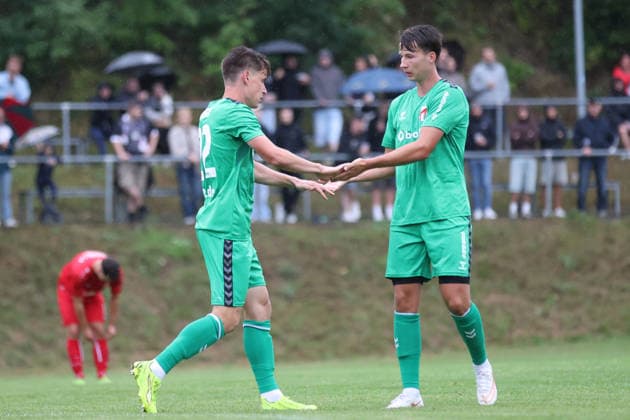 Männer Fußball Fussball 1. Runde Thüringenpokal Saison 2026 27 21.08.2026 Sportplatz Schmölln Thüringen SV Schmölln - ZFC Meuselwitz Florian Hansch ZFC l. und Eric Stiller ZFC r. Schmölln Thueringen Germany *** Sports Men s Soccer 1st Round of the Thuringia Cup 2026-27 Season August 21, 2026 Schmölln Sports Field Thuringia SV Schmölln vs. ZFC Meuselwitz Florian Hansch (ZFC, left) and Eric Stiller (ZFC, right) Schmölln, Thuringia, Germany