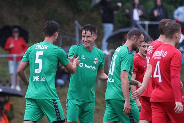 Männer Fußball Fussball 1. Runde Thüringenpokal Saison 2026 27 21.08.2026 Sportplatz Schmölln Thüringen SV Schmölln - ZFC Meuselwitz Eric Stiller 5 ZFC und Florian Hansch Mitte ZFC Schmölln Thueringen Germany *** Sports Men s Soccer 1st Round of the Thuringia Cup 2026-27 Season August 21, 2026 Schmölln Sports Field Thuringia SV Schmölln ZFC Meuselwitz Eric Stiller 5 (ZFC) and Florian Hansch (midfield, ZFC Schmölln) Thuringia, Germany