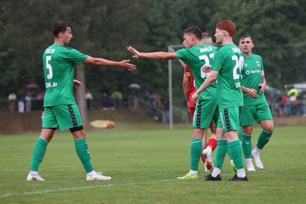 Männer Fußball Fussball 1. Runde Thüringenpokal Saison 2026 27 21.08.2026 Sportplatz Schmölln Thüringen SV Schmölln - ZFC Meuselwitz Eric Stiller l. ZFC und Florian Hansch ZFC reichen sich die Hände Schmölln Thueringen Germany *** Sports Men s Soccer 1st Round of the Thuringia Cup 2026-27 Season August 21, 2026 Schmölln Sports Field Thuringia SV Schmölln ZFC Meuselwitz Eric Stiller (ZFC) and Florian Hansch (ZFC) shake hands Schmölln, Thuringia, Germany