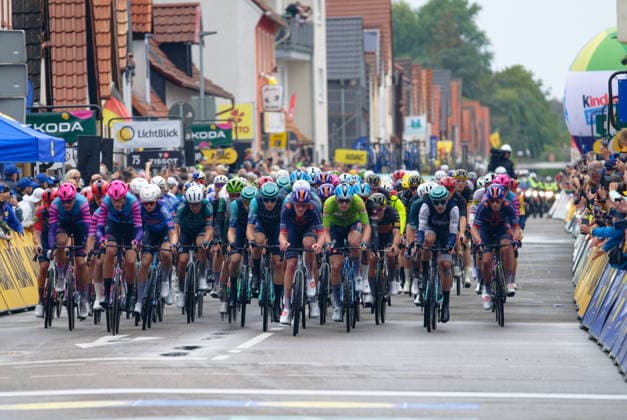 Erste Zieldurchfahrt des Peloton in Offenbach an der Queich *** The peloton s first pass through the finish line in Offenbach an der Queich