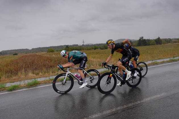 Noch sind die drei Aussreisser vor dem Feld: Ole Theiler, Ben Felix Jochum und Alavaro Sagrado *** The three riders still in the breakaway ahead of the peloton are Ole Theiler, Ben Felix Jochum, and Alavaro Sagrado