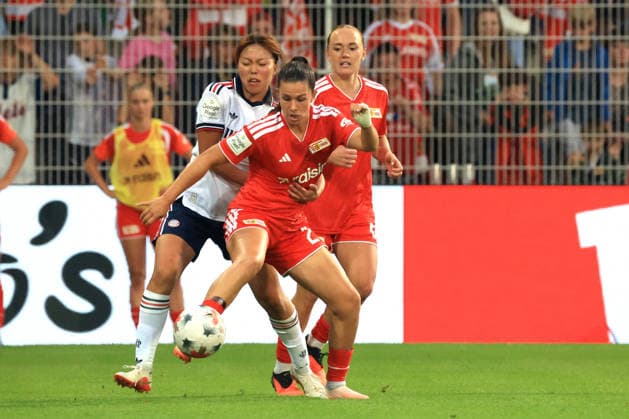 21.08.2026, GER Deutschland, Fussball, 1.Fussballbundesliga, Frauen, 2026 2027, Alte Foersterei, 1.FC Union vs. Bayern Muenchen Leela Egli ( 1.FC Union Berlin 27 ), Lisanne Graewe ( 1.FC Union Berlin 6 ), Tanikawa Momoko ( FC Bayern Muenchen 18 ) 1. Liga: DFB DFL regulations prohibit any use of photographs as image sequences and or quasi-video) Berlin Stadion Alte Foersterei Berlin Deutschland *** August 21, 2026, GER Germany, Soccer, Bundesliga 1, Women, 2026–2027, Alte Foersterei, 1 FC Union vs. Bayern Munich Leela Egli 1 FC Union Berlin 27, Lisanne Graewe 1 FC Union Berlin 6, Tanikawa Momoko FC Bayern Munich 18 1st Division DFB DFL regulations prohibit any use of photographs as image sequences and or quasi-video Berlin Stadium Alte Försterei Berlin Germany Copyright: xNordphotox xEnglerx