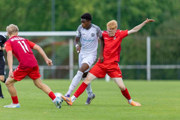 U17, U 17 DFB-Nachwuchsliga - Vorrunde Gruppe H: FC Rot-Weiß Erfurt vs. SV Meppen; Erfurt; 22.08.2026 Ezekiel Illenikhenan ( 17; SV Meppen U17) gegen Julien Zentgraf ( 19; FC Rot-Weiß Erfurt U17) (rechts) und Hugo Richter ( 11; FC Rot-Weiß Erfurt U17) (links) U17 DFB-Nachwuchsliga - Vorrunde Gruppe H: FC Rot-Weiß Erfurt vs. SV Meppen; Hauptplatz Cyriaksgebreite Erfurt; 22.08.2026 DFB REGULATIONS PROHIBIT ANY USE OF PHOTOGRAPHS AS IMAGE SEQUENCES AND OR QUASI-VIDEO. *** U17 DFB Youth League Preliminary Round Group H FC Rot Weiß Erfurt vs. SV Meppen Erfurt August 22, 2026 Ezekiel Illenikhenan 17 (SV Meppen U17) against Julien Zentgraf 19 (FC Rot Weiß Erfurt U17, right) and Hugo Richter 11 (FC Rot Weiß Erfurt U17 on the left U17 DFB Youth League Preliminary Round Group H FC Rot Weiß Erfurt vs. SV Meppen Main Field, Cyriaksgebreite, Erfurt, August 22, 2026 DFB regulations prohibit any use of photographs as image sequences and or QUASI-VIDEO Copyright: xBEAUTIFULxSPORTS Duehringx