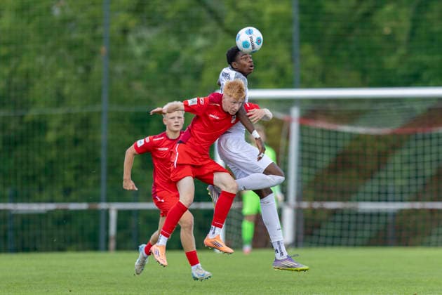 U17, U 17 DFB-Nachwuchsliga - Vorrunde Gruppe H: FC Rot-Weiß Erfurt vs. SV Meppen; Erfurt; 22.08.2026 Julien Zentgraf ( 19; FC Rot-Weiß Erfurt U17) gegen Ezekiel Illenikhenan ( 17; SV Meppen U17) U17 DFB-Nachwuchsliga - Vorrunde Gruppe H: FC Rot-Weiß Erfurt vs. SV Meppen; Hauptplatz Cyriaksgebreite Erfurt; 22.08.2026 DFB REGULATIONS PROHIBIT ANY USE OF PHOTOGRAPHS AS IMAGE SEQUENCES AND OR QUASI-VIDEO. *** U17 DFB Youth League Preliminary Round Group H FC Rot Weiß Erfurt vs. SV Meppen Erfurt, August 22, 2026 Julien Zentgraf 19 (FC Rot Weiß Erfurt U17) vs. Ezekiel Illenikhenan 17 (SV Meppen U17) U17 DFB Youth League Preliminary Round Group H FC Rot Weiß Erfurt vs. SV Meppen Main Field, Cyriaksgebreite, Erfurt, August 22, 2026 DFB regulations prohibit any use of photographs as image sequences and or quasi-video Copyright: xBEAUTIFULxSPORTS Duehringx