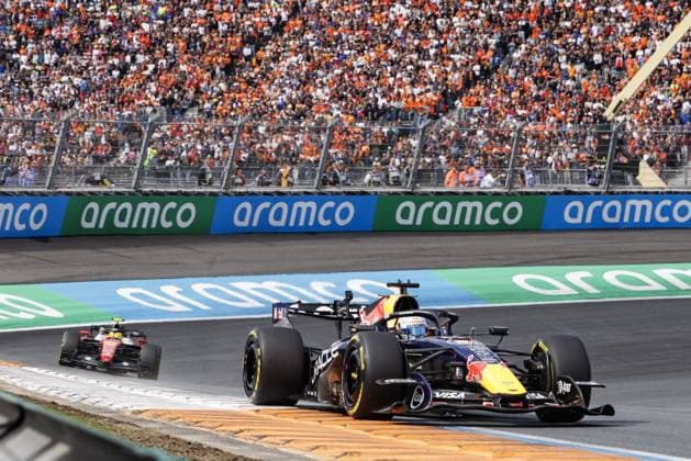 ZANDVOORT - Max Verstappen (Oracle Red Bull Racing) and Lewis Hamilton (Scuderia Ferrari HP) during the sprint race, ahead of the F1 Dutch Grand Prix at the Circuit Zandvoort. SANDER KONING ANP xVIxANPxSportx xxANPxIVx 565994219 originalFilename: 565994219.jpg