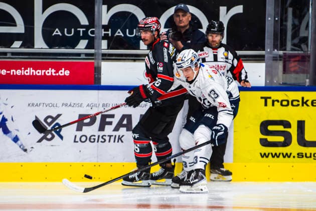 Nikita Kessler (RW, Ravensburg Towerstars, 33) mit Leon van der Linde (RD, ECDC Memmingen Indians, 66) GER, Ravensburg Towerstars vs ECDC Memmingen Indian, Eishockey, Vorbereitung, DEL2, Saison 2026 27, 21.08.2026 GER, Ravensburg Towerstars vs ECDC Memmingen Indian, Eishockey, Vorbereitung, DEL2, Saison 2026 27, 21.08.2026 Ravensburg *** Nikita Kessler (RW), Ravensburg Towerstars, 33, with Leon van der Linde (RD), ECDC Memmingen Indians, 66 (GER), Ravensburg Towerstars vs. ECDC Memmingen Indians, ice hockey, preseason, DEL2, 2026–27 season, August 21, 2026 GER, Ravensburg Towerstars vs. ECDC Memmingen Indians, Ice Hockey, Preseason, DEL2, 2026–27 Season, August 21, 2026 Ravensburg Copyright: xEibner-Pressefoto FlorianxWolfx EP_FWF