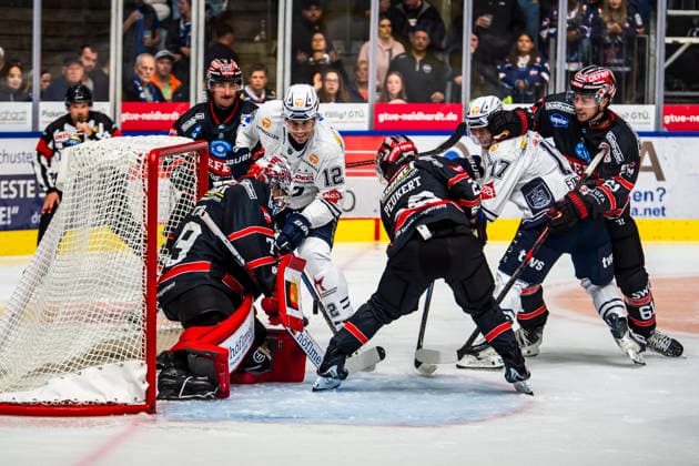 Matthew Struthers (LW, Ravensburg Towerstars, 12) am Tor von Michael Bitzer (G, ECDC Memmingen Indians, 79) GER, Ravensburg Towerstars vs ECDC Memmingen Indian, Eishockey, Vorbereitung, DEL2, Saison 2026 27, 21.08.2026 GER, Ravensburg Towerstars vs ECDC Memmingen Indian, Eishockey, Vorbereitung, DEL2, Saison 2026 27, 21.08.2026 Ravensburg *** Matthew Struthers (LW), Ravensburg Towerstars, 12, in front of the net of Michael Bitzer (G), ECDC Memmingen Indians, 79 GER, Ravensburg Towerstars vs. ECDC Memmingen Indians, Ice Hockey, Preseason, DEL2, 2026–27 Season, August 21, 2026, GER, Ravensburg Towerstars vs. ECDC Memmingen Indians, Ice Hockey, Preseason, DEL2, 2026–27 Season, August 21, 2026, Ravensburg Copyright: xEibner-Pressefoto FlorianxWolfx EP_FWF