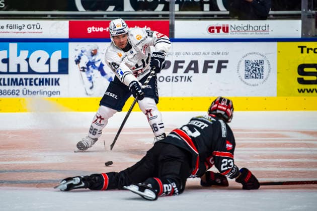 Odeen Tufto (C, Ravensburg Towerstars, 26) mit Jakob Peukert (LD, ECDC Memmingen Indians, 23) GER, Ravensburg Towerstars vs ECDC Memmingen Indian, Eishockey, Vorbereitung, DEL2, Saison 2026 27, 21.08.2026 GER, Ravensburg Towerstars vs ECDC Memmingen Indian, Eishockey, Vorbereitung, DEL2, Saison 2026 27, 21.08.2026 Ravensburg *** Odeen Tufto (C), Ravensburg Towerstars, 26, with Jakob Peukert (LD), ECDC Memmingen Indians, 23 (GER), Ravensburg Towerstars vs. ECDC Memmingen Indians, ice hockey, preseason, DEL2, 2026–27 season, August 21, 2026 GER, Ravensburg Towerstars vs. ECDC Memmingen Indians, Ice Hockey, Preseason, DEL2, 2026–27 Season, August 21, 2026 Ravensburg Copyright: xEibner-Pressefoto FlorianxWolfx EP_FWF