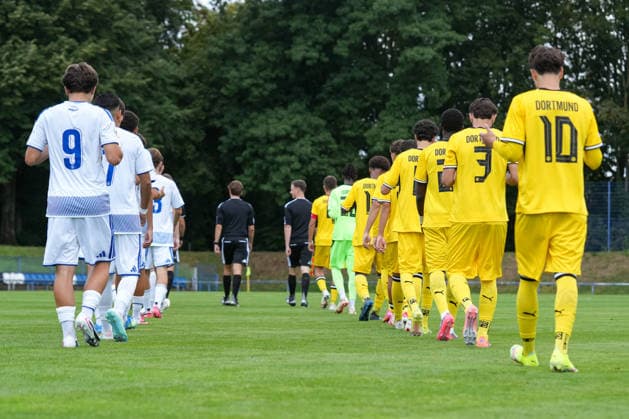 Samstag, 22.08.2026 Saison 2026 2027 3. Spieltag U17, U 17 DFB Nachwuchsliga Vorrunde Gruppe G im BSA Westender Straße, Duisburg, Germany. MSV Duisburg U17 - BV Borussia Dortmund U17. Einlaufen der Mannschaften. *** Saturday, August 22, 2026 2026–2027 Season, Matchday 3, U17 DFB Youth League Preliminary Round, Group G, at BSA Westender Straße, Duisburg, Germany MSV Duisburg U17 vs. BV Borussia Dortmund U17 Teams take the field