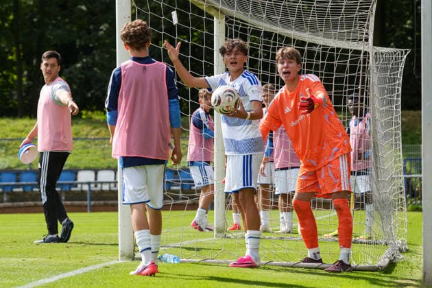 Samstag, 22.08.2026 Saison 2026 2027 3. Spieltag U17, U 17 DFB Nachwuchsliga Vorrunde Gruppe G im BSA Westender Straße, Duisburg, Germany. MSV Duisburg U17 - BV Borussia Dortmund U17. Die Spieler der MSV U19 zeigen das Loch im Tornetz. *** Saturday, August 22, 2026 2026–2027 Season, Matchday 3, U17 DFB Youth League Preliminary Round, Group G, at BSA Westender Straße, Duisburg, Germany MSV Duisburg U17 vs. BV Borussia Dortmund U17 The MSV U19 players point out the hole in the goal net