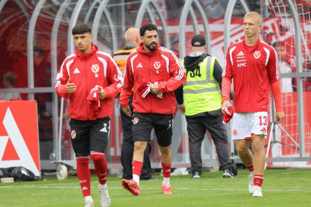 22.08.2026, xtgx, Fussball DFB-Pokal 1. Runde, FC Energie Cottbus - FC Augsburg, v.l. Tolcay Cigerci (Cottbus, 10), Dmytro Bogdanov (Cottbus) Ersatzspieler, Auswechselspieler (DFL DFB REGULATIONS PROHIBIT ANY USE OF PHOTOGRAPHS as IMAGE SEQUENCES and or QUASI-VIDEO) Cottbus *** August 22, 2026, xtgx, Soccer DFB Cup 1st Round, FC Energie Cottbus vs. FC Augsburg, from left: Tolcay Cigerci (Cottbus), 10, Dmytro Bogdanov, Cottbus substitute, DFL DFB regulations prohibit any use of photographs as image sequences and or quasi-video, Cottbus