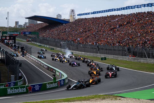 22.08.2026, NED, Motorsport, FIA Formel 1 Weltmeisterschaft, Saison 2026, Circuit Zandvoort, Großer Preis der Niederlande George Russell ( Mercedes-AMG Petronas F1 Team, Großbritannien, 63 ) im F1 W17, Lando Norris ( McLaren Mastercard Formula 1 Team, Großbritannien, 01 ) im MCL40, Charles Leclerc ( Scuderia Ferrari HP, Monaco, 16 ) im SF-26, Oscar Piastri ( McLaren Mastercard Formula 1 Team, Australien, 81 ) im MCL40, Andrea Kimi Antonelli ( Mercedes-AMG Petronas F1 Team, Italien, 12 ) im F1 W17 am Start Rennstart in Kurve 1 Tarzan Bocht, dahinter Oranje Fans Zuschauer auf der Tribüne, Zandvoort Mascot Circuit Zandvoort Holland Niederlande *** August 22, 2026, NED, Motorsports, FIA Formula 1 World Championship, 2026 Season, Zandvoort Circuit, Dutch Grand Prix: George Russell, Mercedes AMG Petronas F1 Team, United Kingdom, 63 in the F1 W17; Lando Norris, McLaren Mastercard Formula 1 Team, United Kingdom, 01 in the MCL40; Charles Leclerc, Scuderia Ferrari HP, Monaco, 16 in the SF 26, Oscar Piastri, McLaren Mastercard Formula 1 Team, Australia, 81 in the MCL40, Andrea Kimi Antonelli, Mercedes AMG Petronas F1 Team, Italy, No. 12 in the F1 W17, at the start of the race in Turn 1 (Tarzan Bend); behind him, orange-clad fans in the stands; Zandvoort Mascot, Circuit Zandvoort, Holland, Netherlands Copyright: xNordphoto Memmlerx