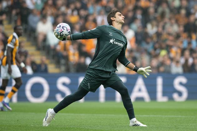 Hull City v Manchester United, ManU Premier League Hull City goalkeeper Konstantinos Tzolakis during the Premier League match between Hull City and Manchester United at the MKM Stadium, Hull. 22 08 2026 UK Newspapers OUT Copyright: xMattxWilkinsonx FIL-23804-0082