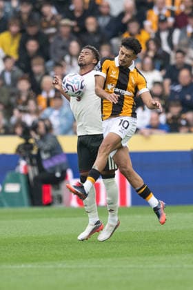 Hull City v Manchester United, ManU Premier League Mohamed Belloumi of Hull City in an aerial challenge with Andrey Santos of Manchester United during the Premier League match between Hull City and Manchester United at the MKM Stadium, Hull. 22 08 2026 UK Newspapers OUT Copyright: xMattxWilkinsonx FIL-23804-0088