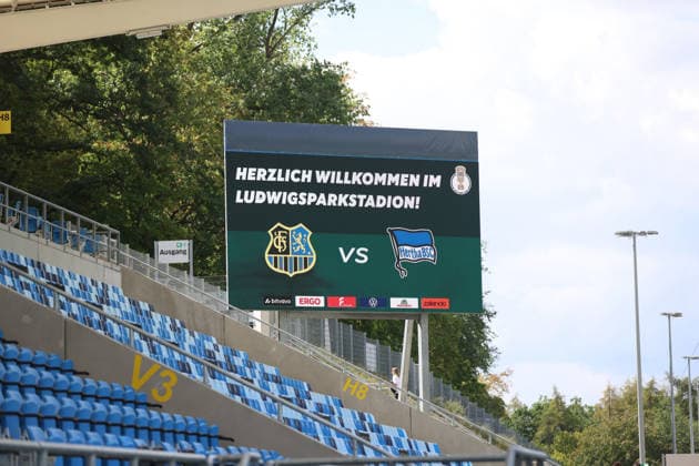 22.08.2026, Fussball, Herren, DFB-Pokal, 1. Runde, Saison 2026 2027, 1. FC Saarbrücken - Hertha BSC Berlin, Die Anzeigetafel im Ludwigsparkstadion zeigt die Begegnung des 1. FC Saarbrücken gegen Hertha BSC an Saarbrücken Ludwigsparkstadion Saarland Deutschland *** August 22, 2026, Soccer, Men s, DFB Cup, 1st Round, 2026–2027 Season, 1 FC Saarbrücken vs. Hertha BSC Berlin, The scoreboard at Ludwigsparkstadion displays the match between 1 FC Saarbrücken and Hertha BSC in Saarbrücken at Ludwigsparkstadion, Saarland, Germany Copyright: xFabianxKleerx