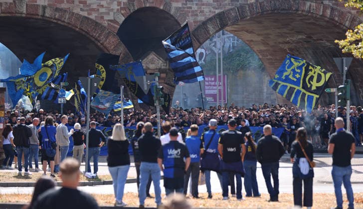 22.08.2026, Fussball, Herren, DFB-Pokal, 1. Runde, Saison 2026 2027, 1. FC Saarbrücken - Hertha BSC Berlin, Die Fans des 1. FC Saarbrücken veranstalteten vor dem Spiel einen Fanmarsch von der Ludwigskirche bis zum Ludwigsparkstadion Saarbrücken Ludwigsparkstadion Saarland Deutschland *** August 22, 2026, Soccer, Men s, DFB Cup, 1st Round, 2026–2027 Season, 1 FC Saarbrücken vs. Hertha BSC Berlin. Before the game, 1 FC Saarbrücken fans organized a fan march from the Ludwigskirche to the Ludwigsparkstadion in Saarbrücken, Ludwigsparkstadion, Saarland, Germany Copyright: xFabianxKleerx