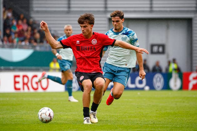 22.08.2026, xavx, Fussball DFB Pokal 1.Runde, SV Wehen Wiesbaden - Bayer 04 Leverkusen v.l. Ben Nink (SV Wehen Wiesbaden), Miguel GutiÃ rrez (Bayer 04 Leverkusen) Wiesbaden *** August 22, 2026, xavx, Soccer, DFB Cup, First Round, SV Wehen Wiesbaden vs. Bayer 04 Leverkusen, Ben Nink (SV Wehen Wiesbaden), Miguel Gutiérrez (Bayer 04 Leverkusen), Wiesbaden