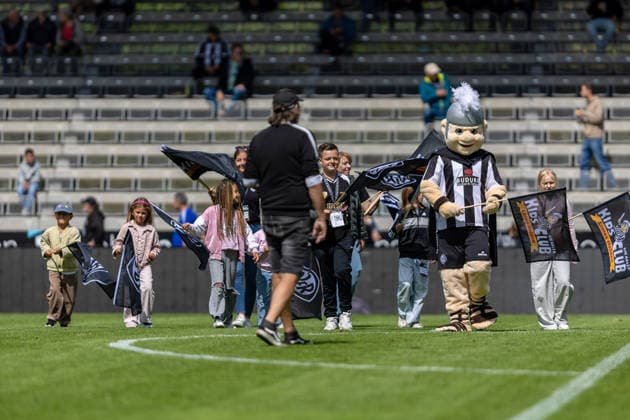 VfR Aalen Maskottchen Roemer mit Kindern vor dem Spiel auf dem Platz mit Fahnen, GER, VfR Aalen vs. SG Eintracht Frankfurt II, Fussball, Herren, Regionalliga Suedwest, 3. Spieltag, Spielzeit 2026 2027, 22.08.2026, DFL DFB REGULATIONS PROHIBIT ANY USE OF PHOTOGRAPHS AS IMAGE SEQUENCES AND OR QUASI-VIDEO, GER, VfR Aalen vs. SG Eintracht Frankfurt II, Fussball, Herren, Regionalliga Suedwest, 3. Spieltag, Spielzeit 2026 2027, 22.08.2026 Aalen *** VfR Aalen mascot Roemer with children on the field before the game, waving flags, GER, VfR Aalen vs. SG Eintracht Frankfurt II, soccer, men s, Regionalliga Southwest, Matchday 3, 2026–2027 season, August 22, 2026, DFL and DFB regulations prohibit any use of photographs as image sequences and or quasi-video, GER, VfR Aalen vs. SG Eintracht Frankfurt II, soccer, men’s, Regionalliga Southwest, Matchday 3, 2026–2027 season, August 22, 2026, Aalen Copyright: xEibner-Pressefoto JanixPlessx EP_JPL
