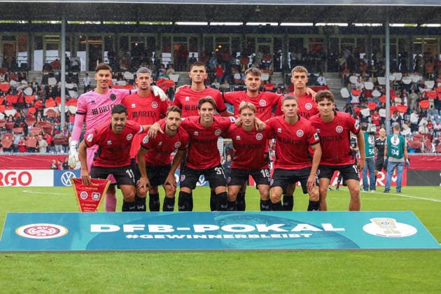 22.08.2026, xavx, Fussball DFB Pokal 1.Runde, SV Wehen Wiesbaden - Bayer 04 Leverkusen v.l. Mannschaftsfoto vom SV Wehen Wiesbaden Wiesbaden *** August 22, 2026, xavx, Soccer, DFB Cup First Round, SV Wehen Wiesbaden vs. Bayer 04 Leverkusen – Team photo of SV Wehen Wiesbaden, Wiesbaden