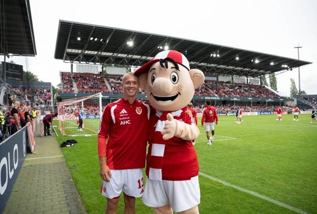 Fußball, Herren, Saison 2026 2027, DFB-Pokal (1. Runde), FC Energie Cottbus - FC Augsburg, v. l. Dmytro Bogdanov (Energie Cottbus) und Maskottchen Lauzi, 22.08.2026, *** Soccer, Men s, 2026–2027 Season, DFB Cup First Round, FC Energie Cottbus vs. FC Augsburg, from left: Dmytro Bogdanov of Energie Cottbus and the mascot Lauzi, August 22, 2026, Copyright: xMatthiasxKochx
