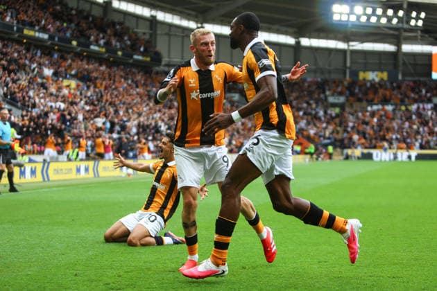 MKM Stadium KINGSTON UPON HULL, ENGLAND, AUGUST 22: Oli McBurnie (L) and Semi Ajayi (R) of Hull City celebrate the opening goal during the Premier League 2026-27 match between Hull City and Manchester United, ManU at MKM Stadium on August 22, 2026 in Kingston upon Hull, England. (Photo by Zach Forster Sports Press Photo) (Zach Forster Sports Press Photo SPP)  Copyright: xZachxForster SportsxPressxPhotox xSPPx Sportspressphoto_SPR212146