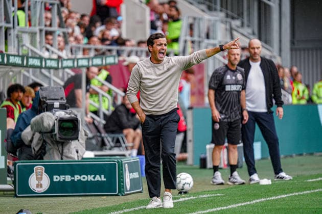 Deutschland: Fussball Saison 2026 2027 , DFB-Pokal Runde 1 1. Runde , SV Wehen Wiesbaden vs. Bayer Leverkusen - Brita-Arena (Wiesbaden) : Carles Martinez Carles Martinez (Trainer, Bayer 04 Leverkusen) Geste, Gestik, Emotion Wiesbaden Brita-Arena Deutschland Germany *** Germany Soccer Season 2026–2027, DFB Cup Round 1, SV Wehen Wiesbaden vs. Bayer Leverkusen, Brita Arena, Wiesbaden, Carles Martinez, Carles Martinez, Coach, Bayer 04 Leverkusen, Gesture, Body Language, Emotion, Wiesbaden, Brita Arena, Germany Copyright: xBennetxLongx