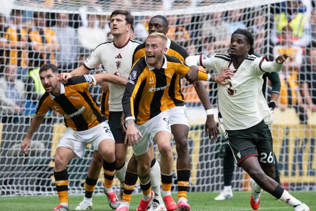 Hull City v Manchester United, ManU Premier League Oliver McBurnie of Hull City (centre) clashes with Ayden Heaven of Manchester United (right) during the Premier League match between Hull City and Manchester United at the MKM Stadium, Hull. 22 08 2026 UK Newspapers OUT Copyright: xMattxWilkinsonx FIL-23804-0118