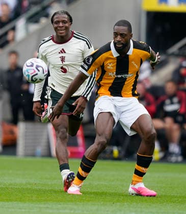 Kingston upon Hull, England, 22nd August 2026. Semi Ajayi of Hull City (R) is challenged by Patrick Dorgu of Manchester United, ManU during the Hull City vs Manchester United Premier League match at the MKM Stadium, Kingston upon Hull. Picture credit should read: Andrew Yates Sportimage EDITORIAL USE ONLY. No use with unauthorised audio, video, data, fixture lists, club league logos or live services. Online in-match use limited to 120 images, no video emulation. No use in betting, games or single club league player publications. SPI_013_AY_HULL_MAN_UTD SPI-4925-0011
