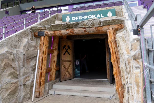 GER, Aue, Fussball, DFB-Pokal, 1. Hauptrunde, FC Erzgebirge Aue vs. TSG 1899 Hoffenheim im Bild v.l.: Spielertunnel im Stadion, einem Bergbauschacht nachempfunden 22.08.2026, EINS Erzgebirgsstadion Aue DFB REGULATIONS PROHIBIT ANY USE OF PHOTOGRAPHS AS IMAGE SEQUENCES AND OR QUASI-VIDEO, *** GER, Aue, Soccer, DFB Cup, First Round, FC Erzgebirge Aue vs. TSG 1899 Hoffenheim: Pictured (from left) the players tunnel in the stadium, modeled after a mine shaft, August 22, 2026, EINS Erzgebirgsstadion Aue DFB REGULATIONS PROHIBIT ANY USE OF PHOTOGRAPHS AS IMAGE SEQUENCES AND OR QUASI-VIDEO, Copyright: HMBxMedia PaulxFritz