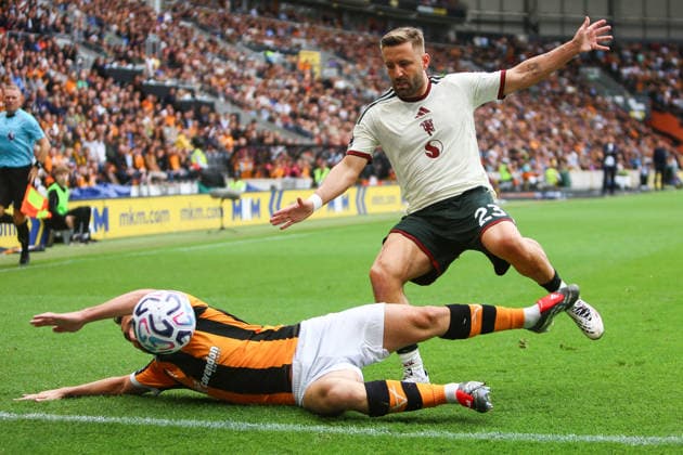 MKM Stadium KINGSTON UPON HULL, ENGLAND, AUGUST 22: Lewie Coyle of Hull City (L) falls to the ground after shielding the ball from Luke Shaw of Manchester United, ManU (R) during the Premier League 2026-27 match between Hull City and Manchester United at MKM Stadium on August 22, 2026 in Kingston upon Hull, England. (Photo by Zach Forster Sports Press Photo) (Zach Forster Sports Press Photo SPP)  Copyright: xZachxForster SportsxPressxPhotox xSPPx Sportspressphoto_SPR212173