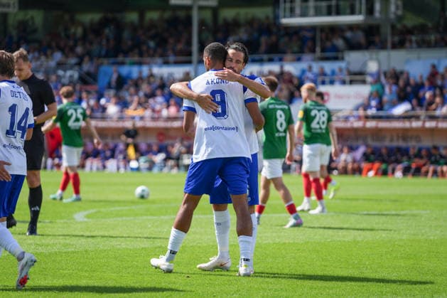 Deutschland: Fussball, NFV Krombacher Niedersachsenpokal, Viertelfinale, Hänsch-Arena, Emslandstadion, 3. Liga vs. Regionalliga Nord, SV Meppen vs. HSC Hannover: Tor zum 1:0 von Cyrill Akono (SV Meppen, 9). Jubel der Mannschaft. *** German Soccer, NFV Krombacher Lower Saxony Cup, Quarterfinals, Hänsch Arena, Emslandstadion, 3. Liga vs. Regionalliga Nord, SV Meppen vs. HSC Hannover; 1-0 goal by Cyrill Akono (SV Meppen); 9. The team celebrates Copyright: xMichelxWittex