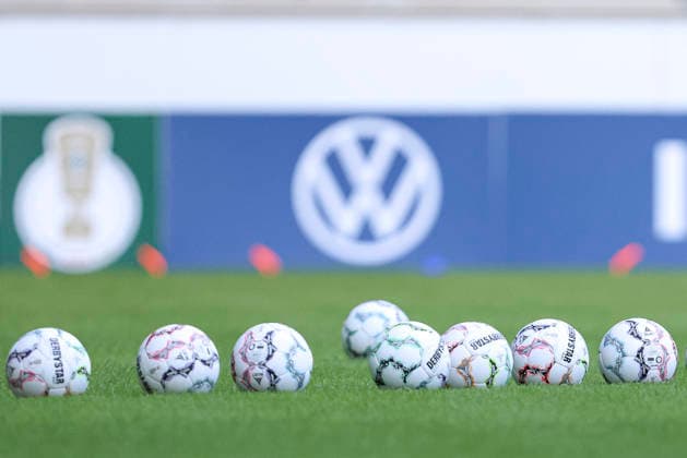 Die Spielbaelle sind zu sehen waehrend des Spiels der 1. Runde des DFB-Pokal zwischen MSV Duisburg und SV 07 Elversberg, Schauinsland-Reisen-Arena am 22. August 2026 in Duisburg, Deutschland. (Foto von Oliver Kaelke DeFodi Images) +++ The official matchballs can be seen during the 1st round match of the DFB-Pokal between MSV Duisburg and SV 07 Elversberg at Schauinsland-Reisen-Arena on August 22, 2026 in Duisburg, Germany. (Photo by Oliver Kaelke DeFodi Images) DFB DFL REGULATIONS PROHIBIT ANY USE OF PHOTOGRAPHS AS IMAGE SEQUENCES AND OR QUASI-VIDEO. (Photo by Oliver Kaelke DeFodi Images) - *** The match balls can be seen during the first-round DFB Cup match between MSV Duisburg and SV 07 Elversberg at the Schauinsland Reisen Arena on August 22, 2026, in Duisburg, Germany. Photo by Oliver Kaelke, DeFodi Images. The official match balls can be seen during the first-round match of the DFB Cup between MSV Duisburg and SV 07 Elversberg at the Schauinsland Reisen Arena on August 22, 2026 in Duisburg, Germany. Photo by Oliver Kaelke, DeFodi Images. DFB and DFL regulations prohibit any use of photographs as image sequences and or quasi-video. Photo by Oliver Kaelke, DeFodi Images.