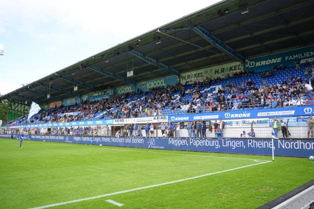 Deutschland: Fussball, NFV Krombacher Niedersachsenpokal, Viertelfinale, Hänsch-Arena, Emslandstadion, 3. Liga vs. Regionalliga Nord, SV Meppen vs. HSC Hannover: Nicht viel los heute in Meppen. Knapp 3.000 Zuschauer. *** German soccer, NFV Krombacher Lower Saxony Cup, quarterfinals, Hänsch Arena, Emslandstadion, 3. Liga vs. Regionalliga Nord, SV Meppen vs. HSC Hannover Not much going on today in Meppen—just under 3,000 spectators Copyright: xMichelxWittex
