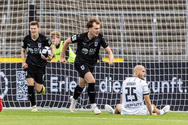 SSV Ulm 1846 Fußball vs. SG Barockstadt Fulda-Lehnerz, Fussball, Regionalliga Südwest, 3. Spieltag, Donaustadion Ulm 22.08.26 Torjubel Jubel Freude nach Treffer Tor Torschuss zum 0:1 für SG Barockstadt Fulda-Lehnerz durch ein Eigentor. Moritz Dittmann (SG Barockstadt Fulda-Lehnerz, 18) SSV Ulm 1846 Fußball vs. SG Barockstadt Fulda-Lehnerz, Fussball, Regionalliga Südwest, 3. Spieltag, Donaustadion Ulm 22.08.26 Foto: Lucca Fundel Ulm Donaustadion Baden-Württemberg Deutschland *** SSV Ulm 1846 Soccer vs. SG Barockstadt Fulda Lehnerz, Soccer, Regionalliga Southwest, Matchday 3, Donaustadion Ulm, August 22, 2026. Goal celebration, jubilation, and joy after SG Barockstadt Fulda Lehnerz takes a 0–1 lead following a goal scored by an own goal by Moritz Dittmann of SG Barockstadt Fulda Lehnerz, 18 SSV Ulm 1846 Soccer vs. SG Barockstadt Fulda Lehnerz, Soccer, Southwest Regional League, Matchday 3, Donaustadion Ulm, August 22, 2026. Photo by Lucca Fundel, Ulm, Donaustadion, Baden-Württemberg, Germany