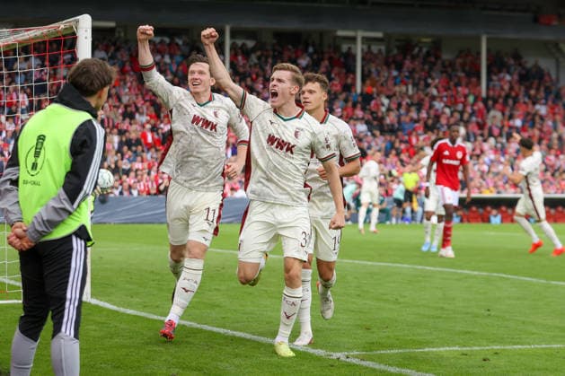 22.08.2026, xtgx, Fussball - DFB Pokal 1.Runde Energie Cottbus - FC Augsburg emspor, v.l. Jubel nach dem 0:1 durch Anton Kade (Augsburg, 30) (DFL DFB REGULATIONS PROHIBIT ANY USE OF PHOTOGRAPHS as IMAGE SEQUENCES and or QUASI-VIDEO) Cottbus *** August 22, 2026, xtgx, Soccer DFB Cup 1st Round Energie Cottbus vs. FC Augsburg emspor, from left: Celebrations after Anton Kade’s 0–1 goal for Augsburg, 30 DFL DFB REGULATIONS PROHIBIT ANY USE OF PHOTOGRAPHS AS IMAGE SEQUENCES AND OR QUASI-VIDEO Cottbus